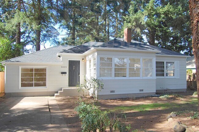 Primary Photo - Spacious 3 Bedroom Home Available on Fores...