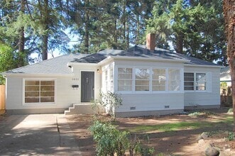 Building Photo - Spacious 3 Bedroom Home Available on Fores...
