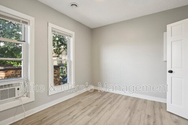 Building Photo - 506 E Linus St