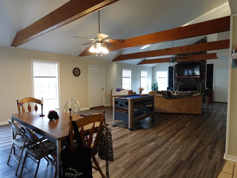 Building Photo - 45097 Greenbrier Rd