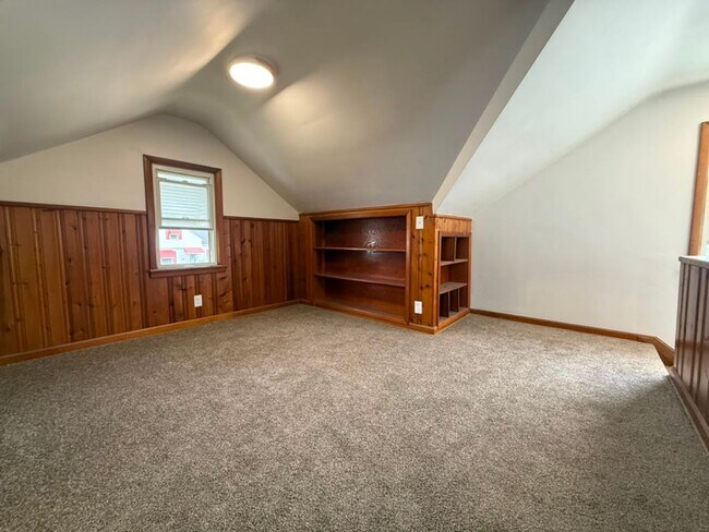 Building Photo - 3-BED, 1 BATH BEAUTIFUL SINGLE- FAMILY HOME IN MAPLE HEIGHTS!