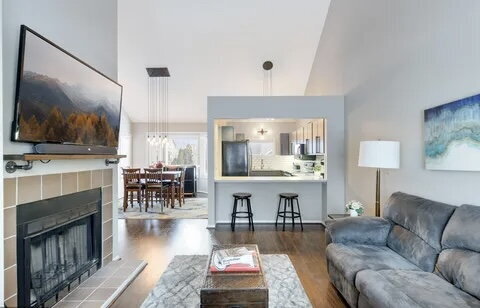 Building Photo - Chic Urban Living: Spacious 2-Bed Townhouse with Fireplace & Hardwood Floors on Kenwood Isles Drive!
