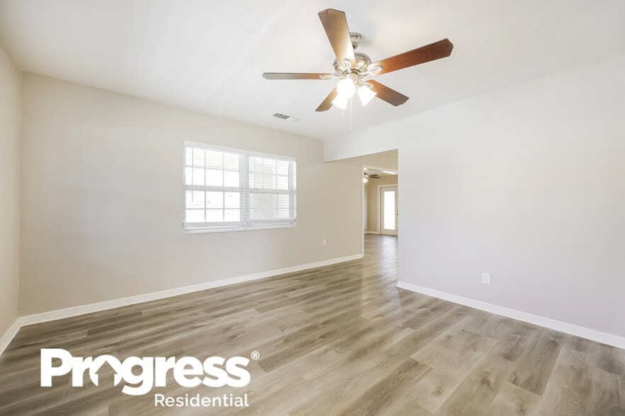 Building Photo - 5 Victoria Dr