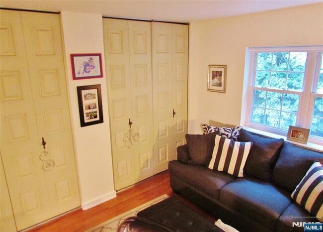 Building Photo - 522 Maple Ave