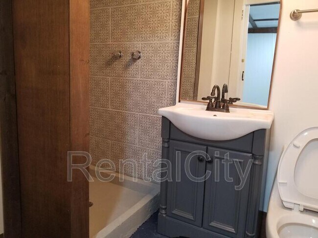 Building Photo - 621 Arlington Ave