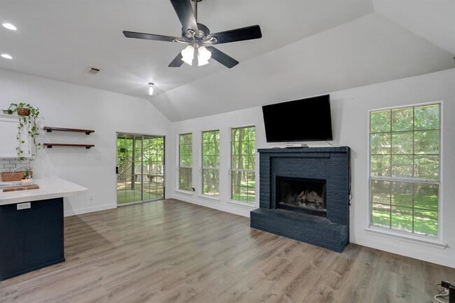 Building Photo - 409 Gina Dr