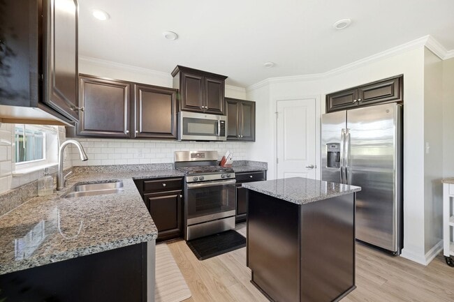 Building Photo - 4435 Sunset Dr