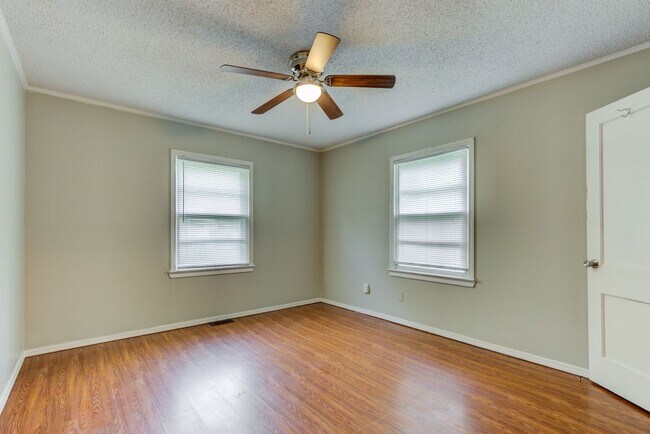 Building Photo - FREE MONTH RENT! Freshly Updated 3 Bedroom House