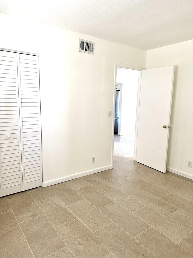 Building Photo - 1566 SE Royal Green Cir