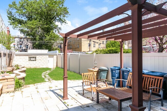 Building Photo - 1318 A St SE