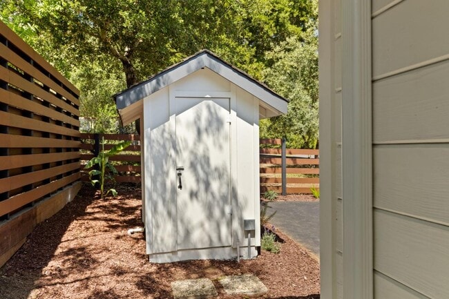 Building Photo - 810 W California Way