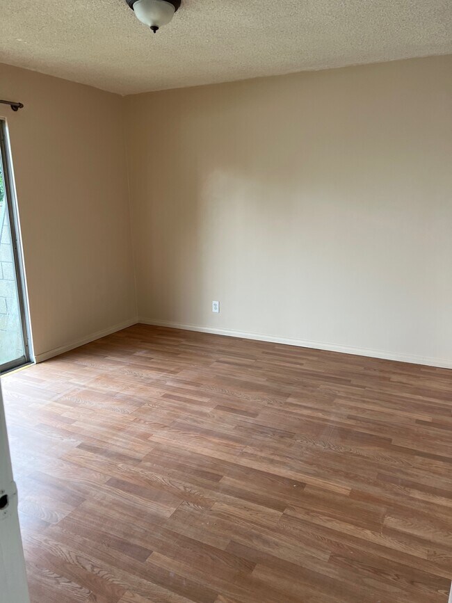 Building Photo - 407 Violet Ave