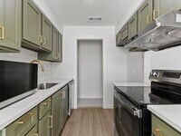 Building Photo - 908 Isbell Rd