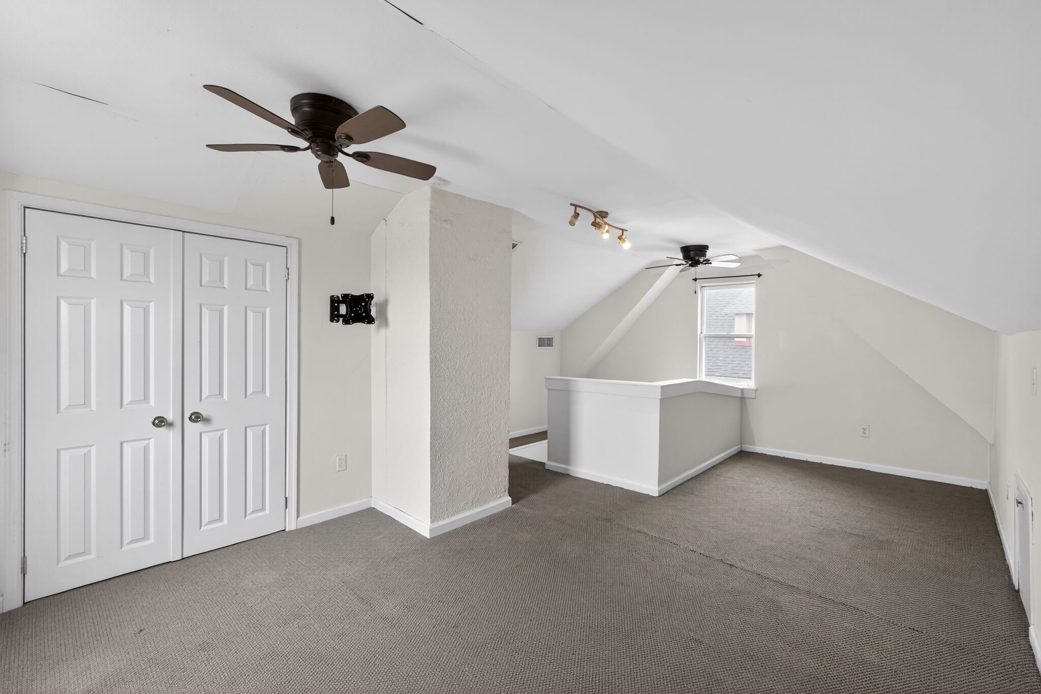 Building Photo - 8 E Marthart Ave