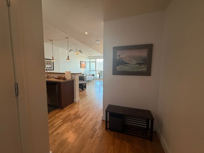 Building Photo - Upscale 2 Bed 2 Bath with Floor-to-Ceiling...