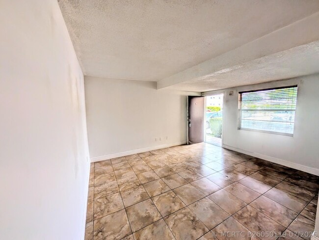 Building Photo - 680 Miller Dr