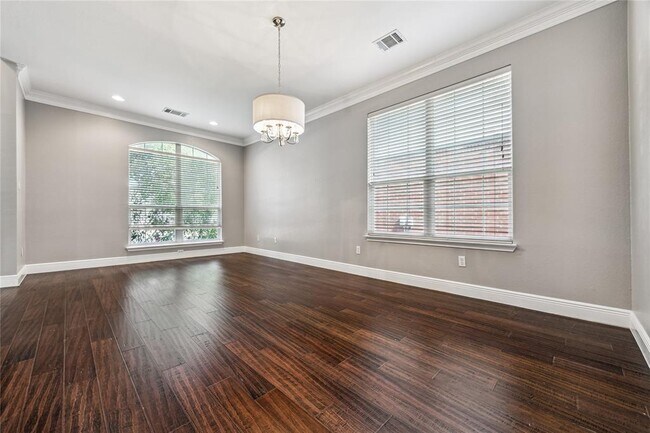 Building Photo - 2212 Clover Ridge Dr