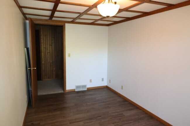 Building Photo - Stunning 4 Bedroom Home with Pond Access