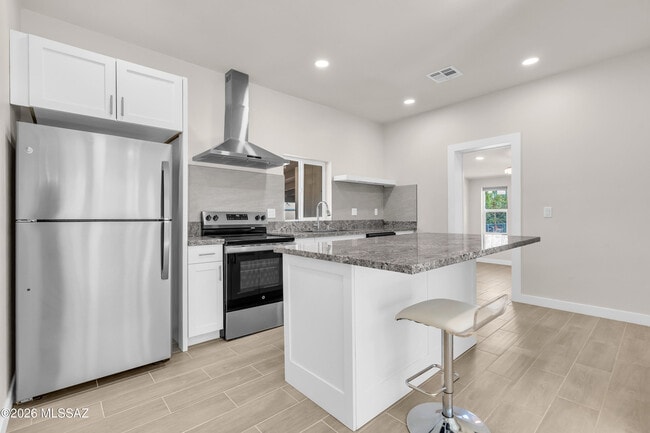 Building Photo - 815 E Drachman St