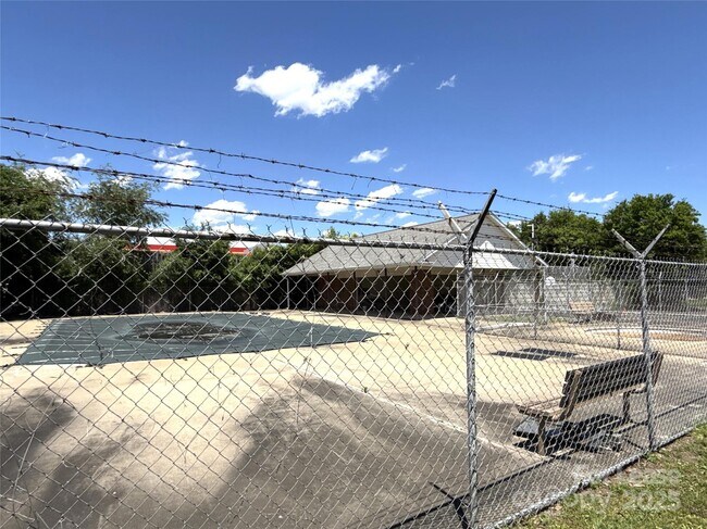 Building Photo - 10949 Park Rd