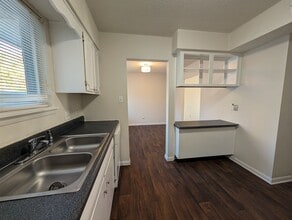 Building Photo - 2 Bedroom Walking Distance to NCSU!