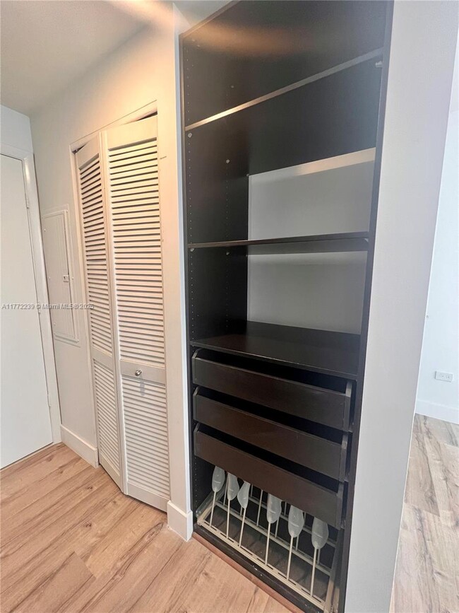 Building Photo - 870 Brickell Bay Dr