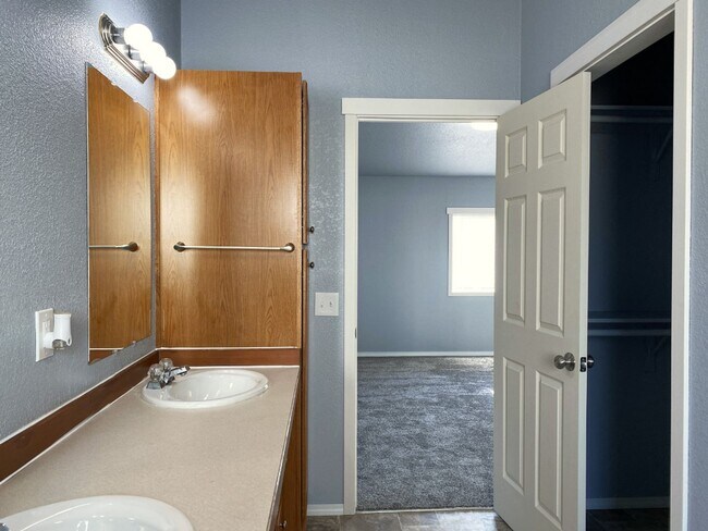 Building Photo - Freshly Updated in Dallesport