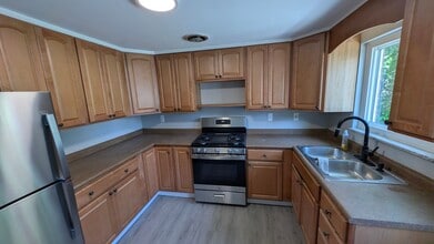 Building Photo - Whitaker / Homestead - 2 BR Single Family, Large Fenced Yard, Garage