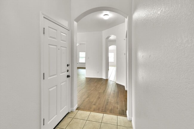 Building Photo - 808 Meadow Bluff Ct