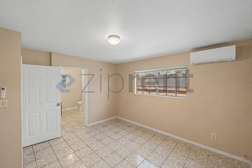 Building Photo - Unit