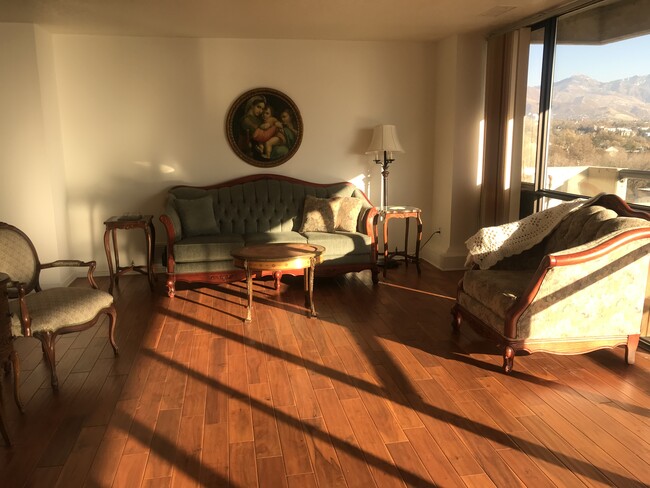 Living Room - 560 E South Temple St