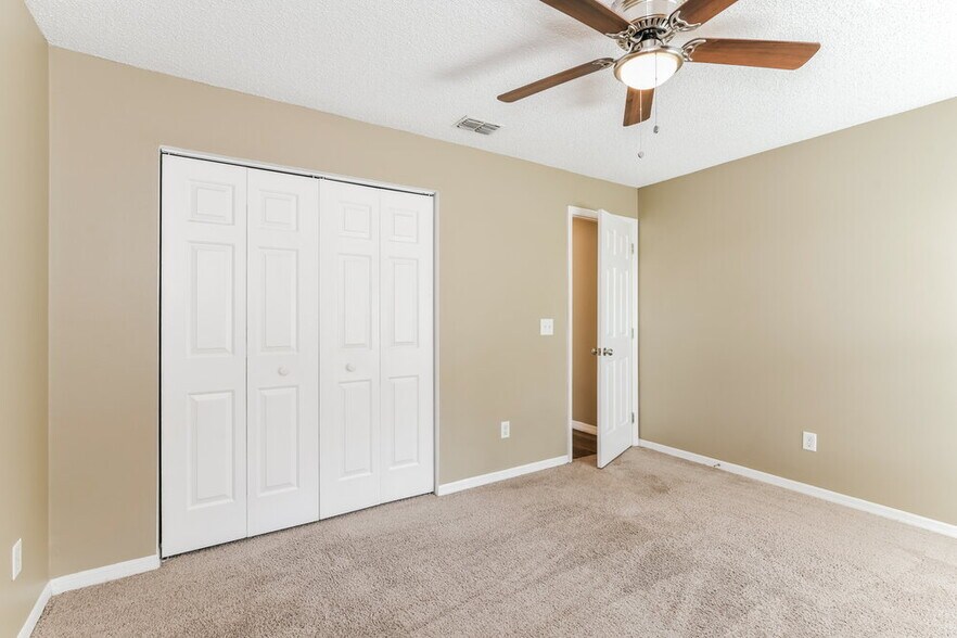 Building Photo - 547 Brentford Ct