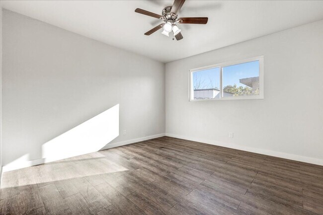 Building Photo - Sunny Seaside 3 bedroom House - Available Now