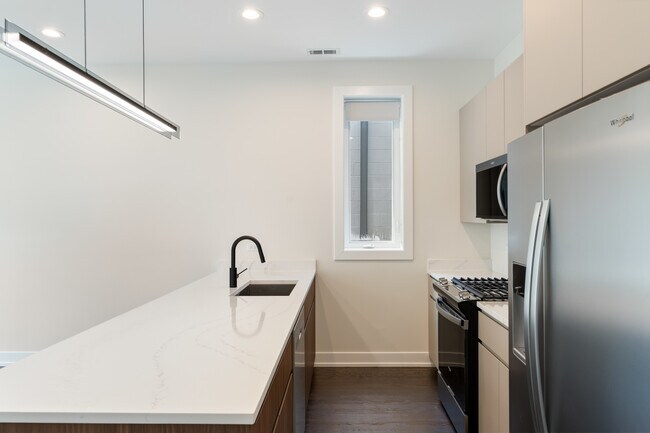 Building Photo - 406 E 50th Pl