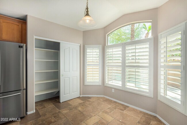 Building Photo - 433 E Jasper Dr