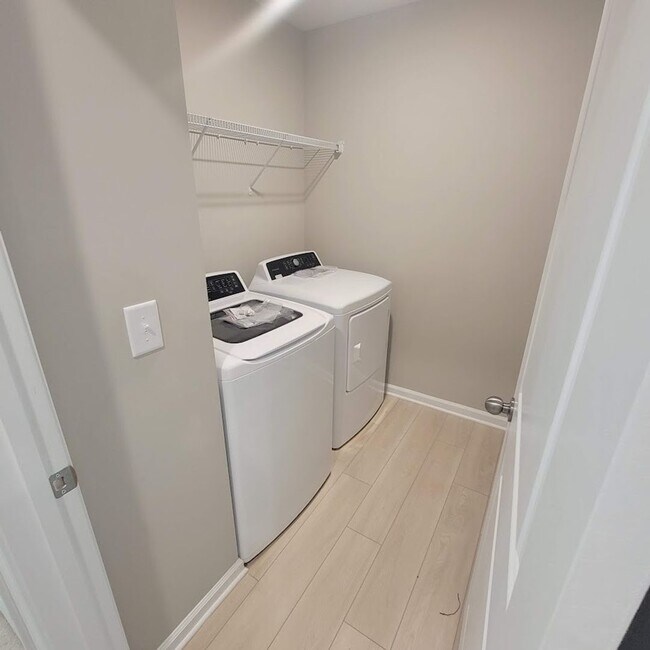 Building Photo - End Unit; 3Br/2.5BA Townhouse