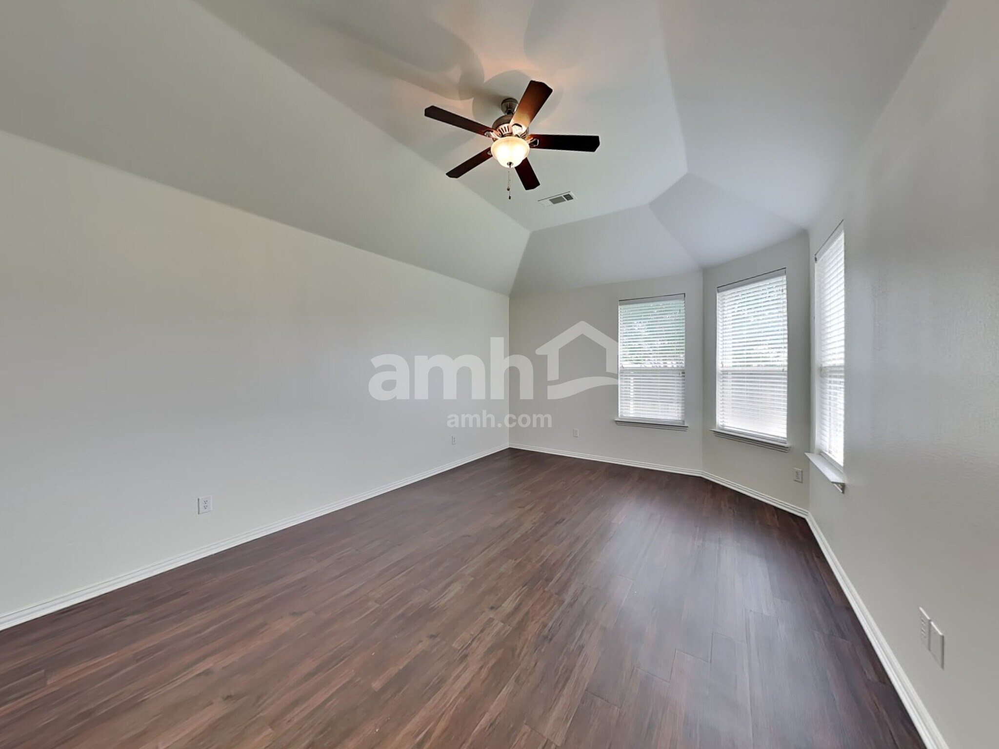 Building Photo - 313 Hawthorn Dr
