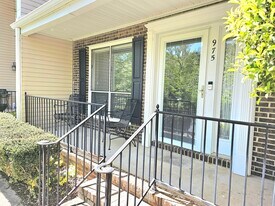 Building Photo - 975 Surry Ln