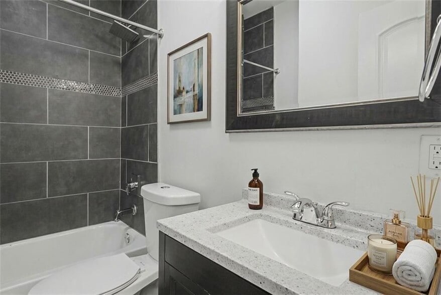 Building Photo - 287 MacKenzie Dr NE