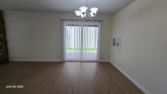 Building Photo - Stunning 3bed/2bath home nestled in a grea...