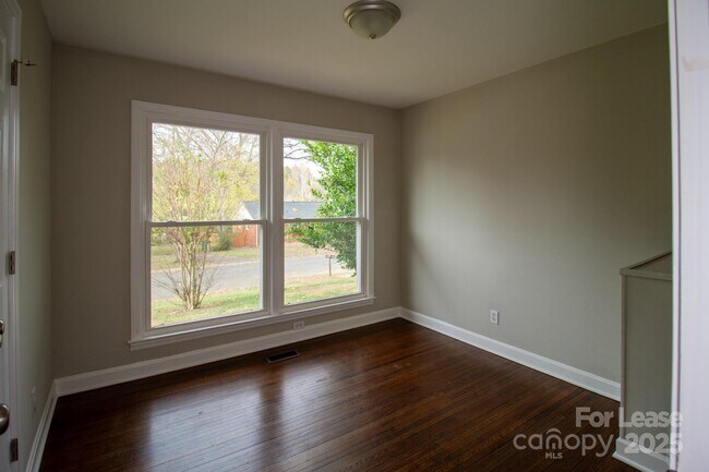 Building Photo - 4021 Crestridge Dr