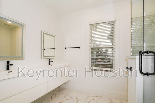 Building Photo - 231 Grace St