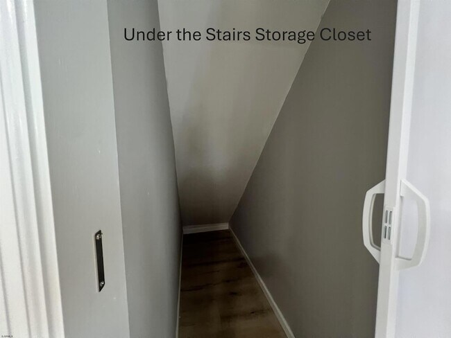 Building Photo - 21 S Spray Ave