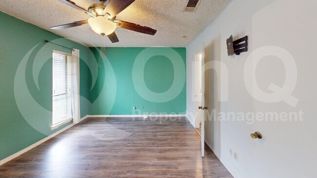 Building Photo - 409 Stoneybrook Dr