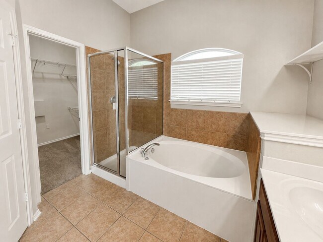 Building Photo - Spacious 4-bedroom, 3-bath home offering approximately 2,840 square feet in the gated Lakeside at...