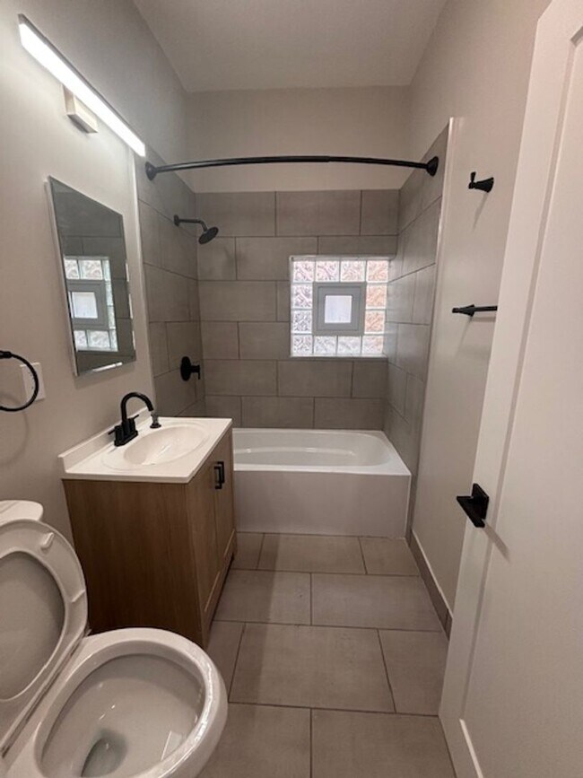 Building Photo - Beautifully remodeled modern 3 bedroom 2 bath unit