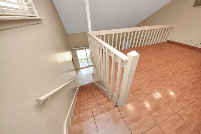 Building Photo - 2029 Highland Hills Dr