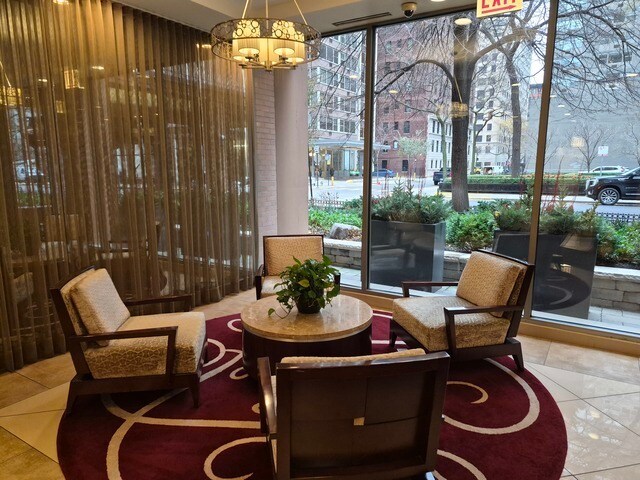 Building Photo - 247 E Chestnut St