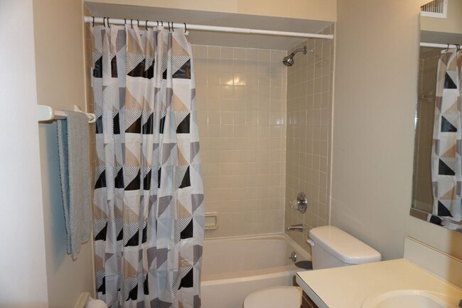 Building Photo - 2/2 townhome