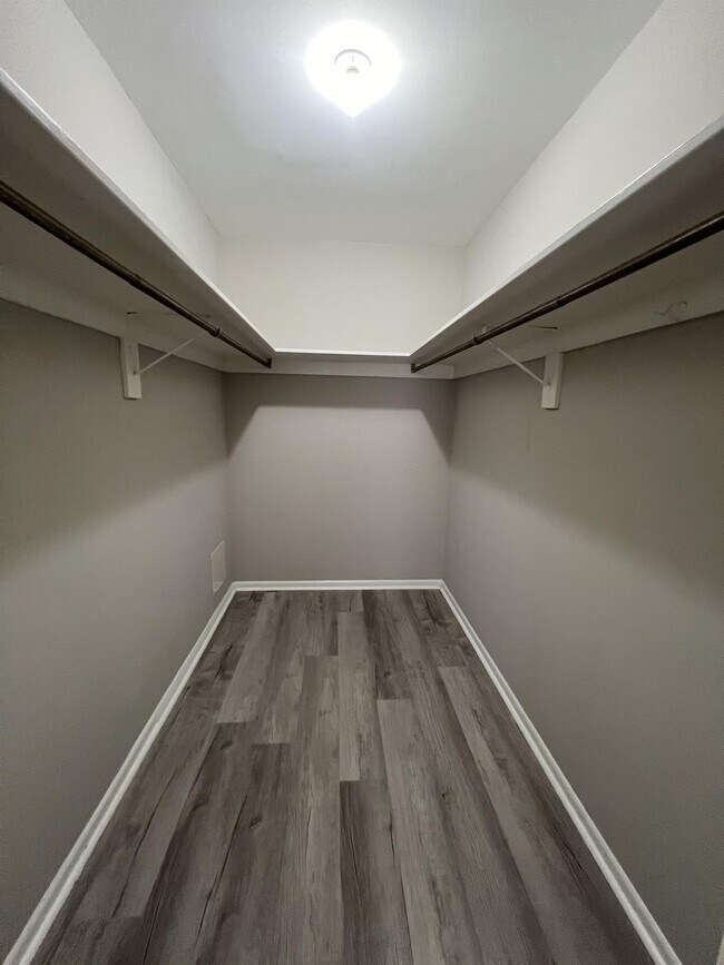 Building Photo - 1920 W Lakeview Blvd